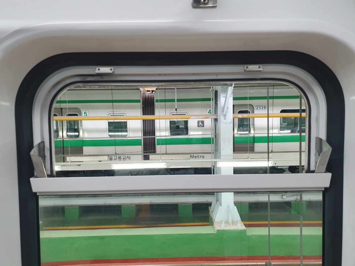 지난 25일 오전 0시 50분쯤 범행이 서울 지하철 2호선 290편성 4호차 노약자석 창문이 뜯겨 나간 모습. 해당 창문은 창틀 상단의 잠금장치를 해제하면 부분적으로 여닫을 수 있다. 서울교통공사 제공