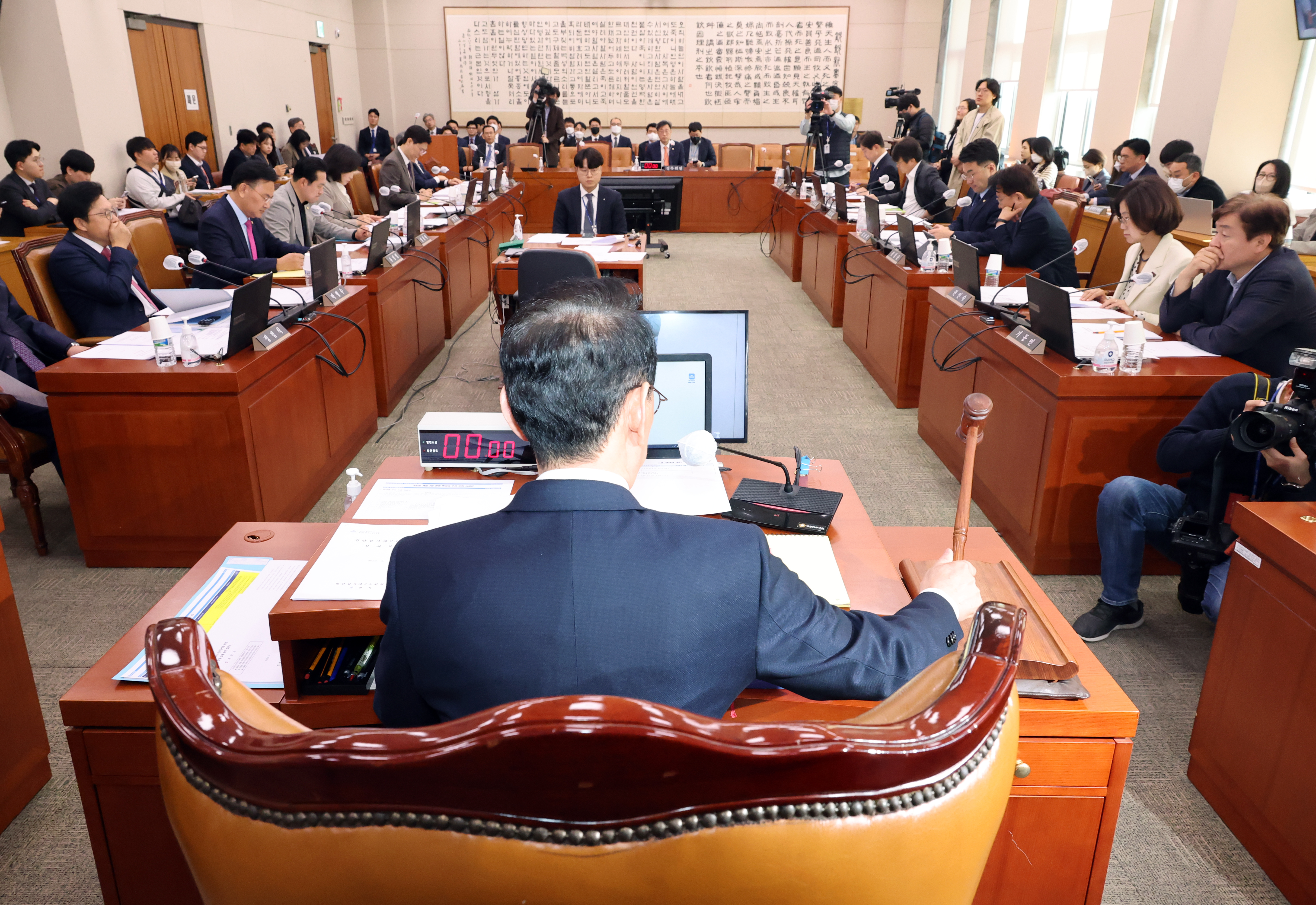 ‘50억 클럽’ 특검법 법사위 상정  30일 국회에서 열린 법사위 전체회의에서 김도읍 법사위원장이 ‘50억 클럽’ 특검법을 상정하고 있다. 연합뉴스