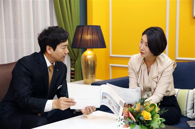 서울 강남구에 위치한 은행 PB센터에서 여성 고객이 상담을 받고 있다. 자료사진