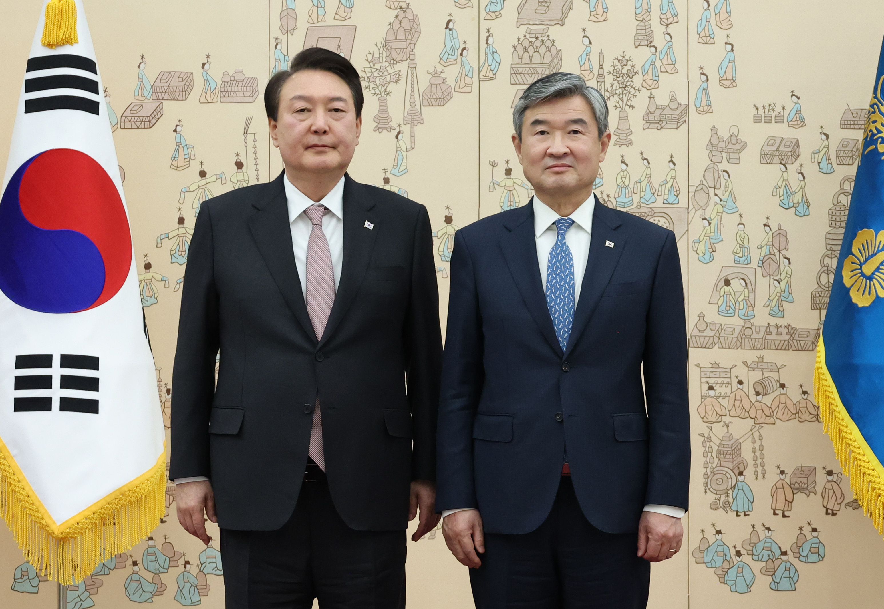 윤석열 대통령이 30일 오후 서울 용산 대통령실 청사에서 조태용 신임 국가안보실장에게 임명장을 수여한 뒤 기념촬영하고 있다. 2023.03.30 대통령실통신사진기자단