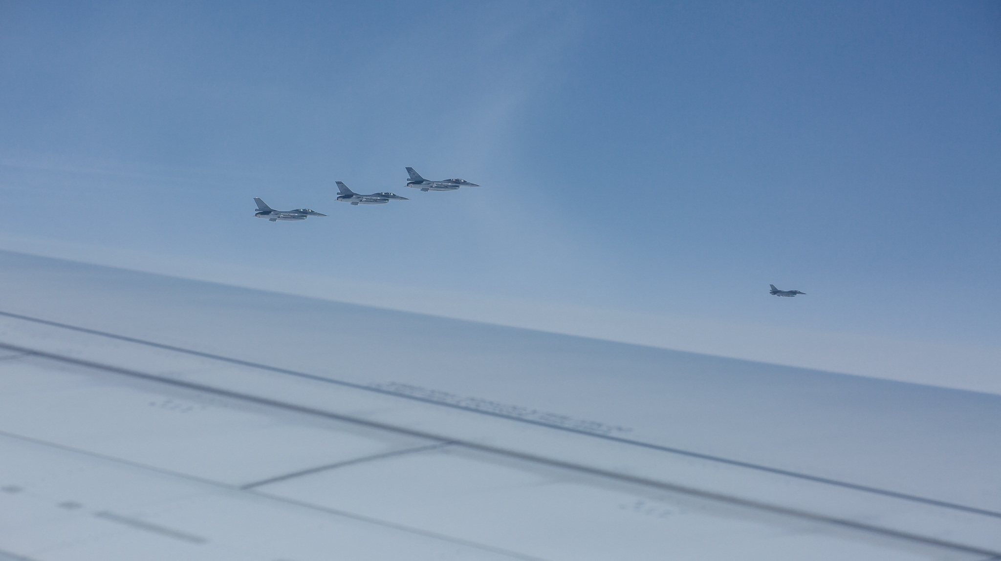 29일(현지시간)  대만 공군 F16 전투기 3대가 미국으로 가는 차이 총통이 탑승한 전용기를 엄호하고 있다. 로이터 연합뉴스