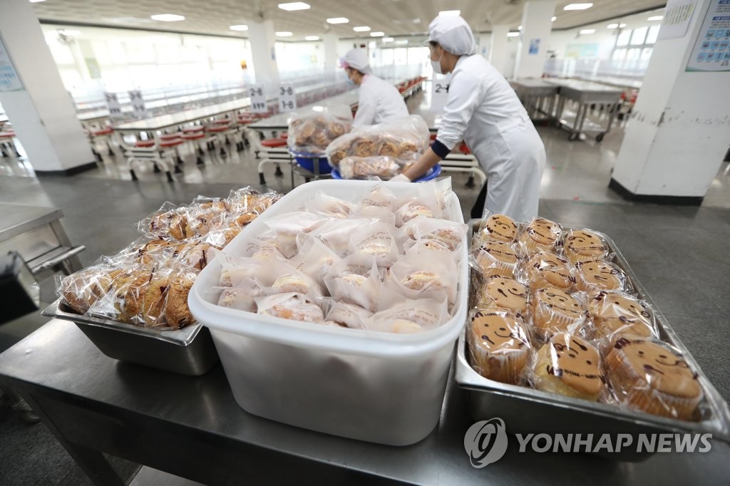 31일 대구의 한 고등학교가 학생들에게 점심으로 제공할 빵을 준비하고 있다. 연합뉴스