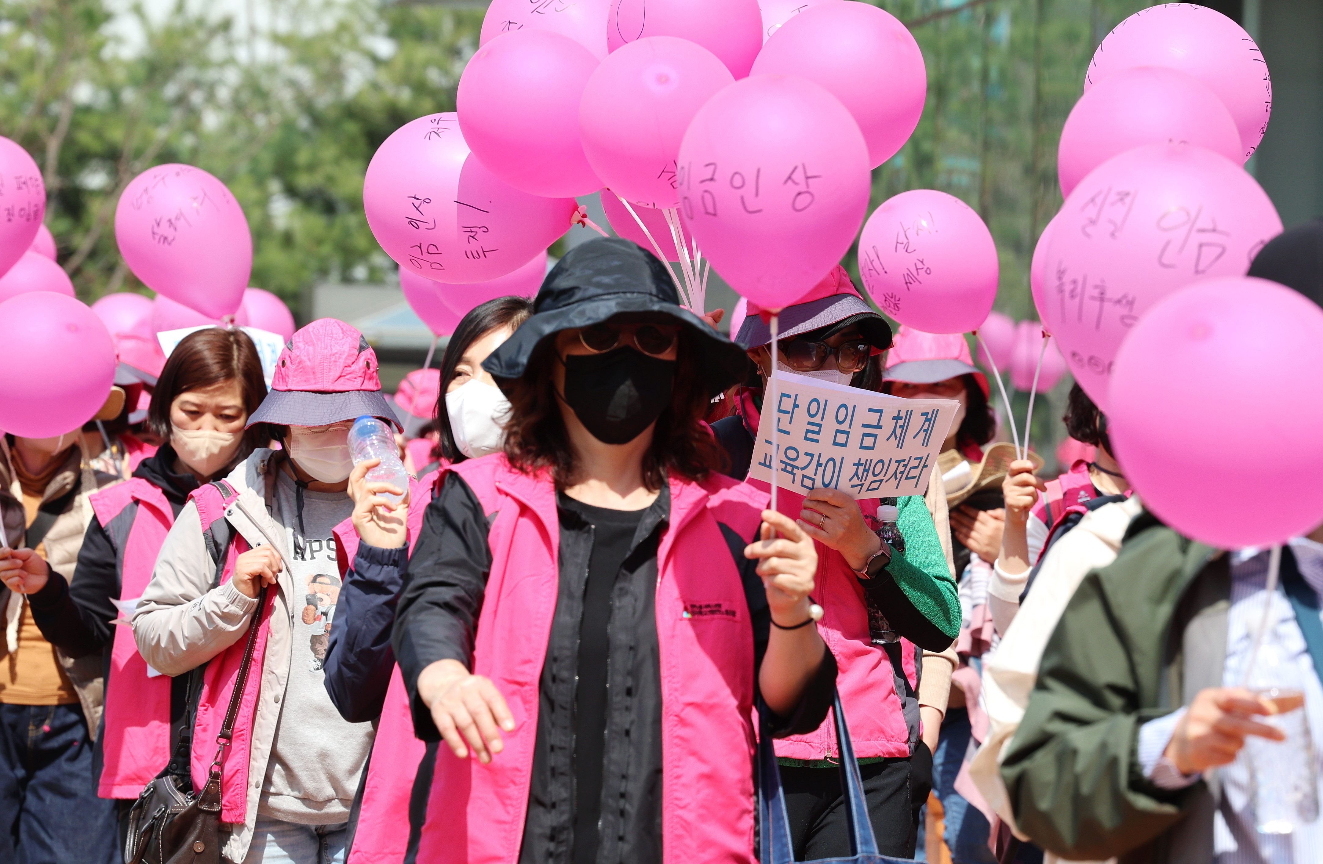 “임금차별 해소, 급식실 폐암대책 마련!”