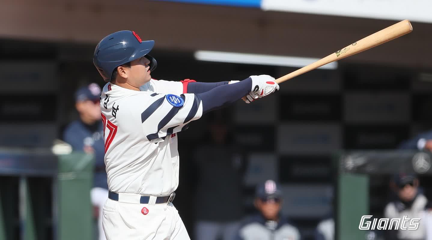 유강남 만루 홈런  롯데 자이언츠 유강남이 14일 부산 사직구장에서 열린 두산 베어스와의 프로야구 시범경기, 4회말 대타로 등장해 만루 홈런을 치고 있다. 
롯데 자이언츠 제공