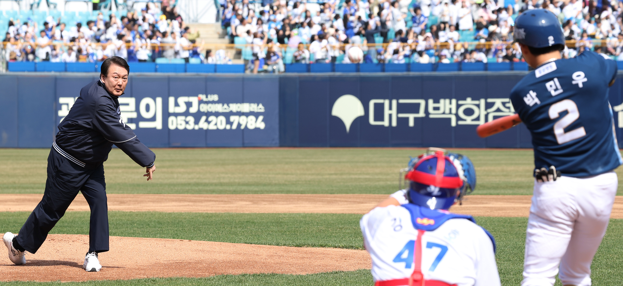 프로야구 개막전 깜짝 시구하는 윤석열 대통령