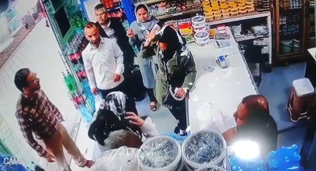 이란 남성(왼쪽)이 두 여성의 머리에 두 차례씩 요쿠르르를 끼얹은 다음 가게 주인(오른쪽 아래)이 이 남성을 내쫓으려고 다가가고 있다. 동영상 캡처