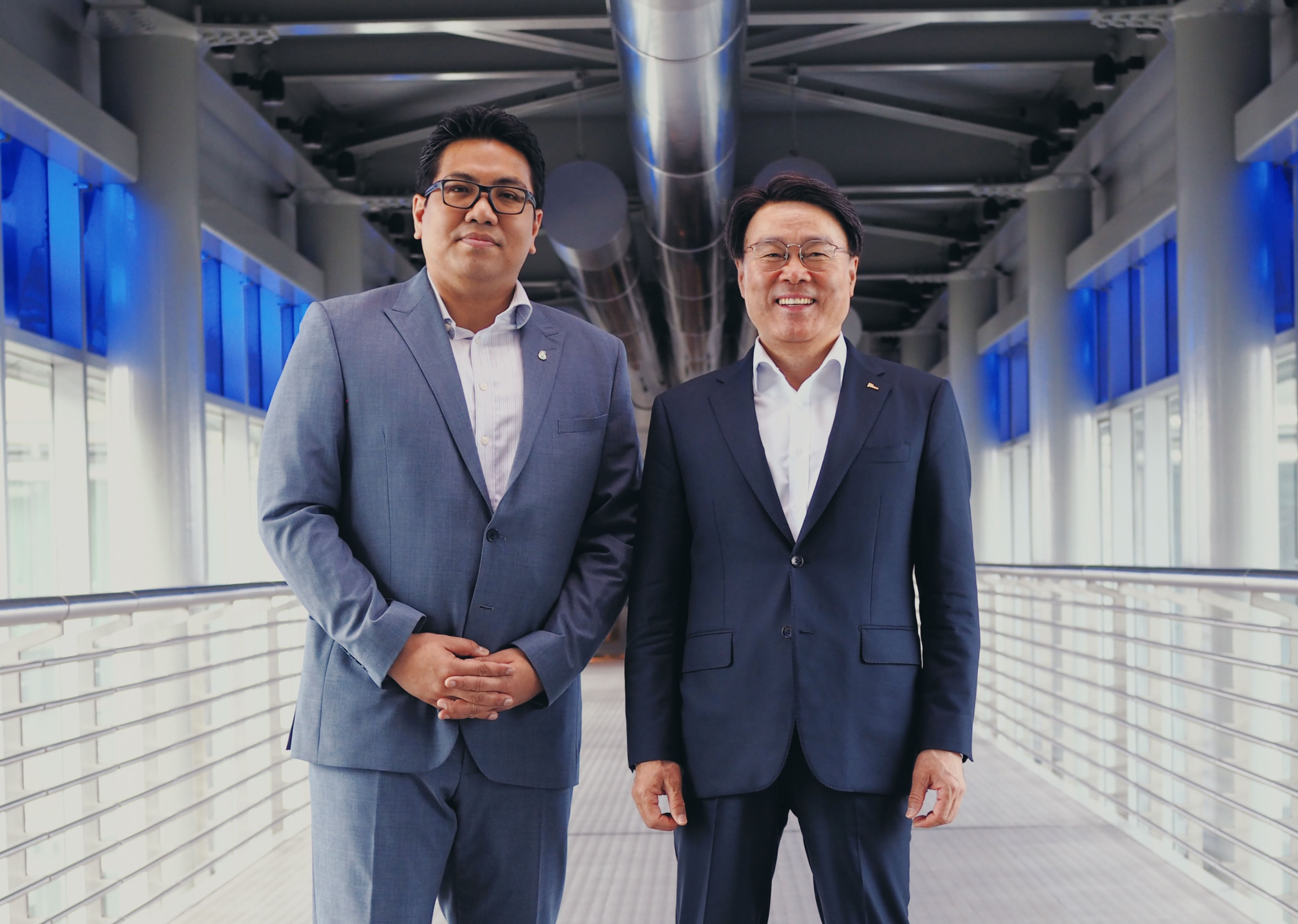 최정우(오른쪽) 포스코그룹 회장이 말레이시아 쿠알라룸프르서 탱쿠 무함마드 타우픽 페트로나스 CEO와 CCS 등 미래에너지분야 협력체계 구축을 협의하고 페트로나스 타워 스카이브릿지서 기념촬영을 하고 있다. 포스코홇딩스 제공