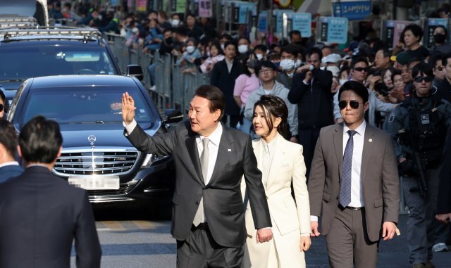 윤석열 대통령과 부인 김건희 여사가 1일 대구 서문시장에서 열린 ‘서문시장 100주년 기념식’에 참석하며 시민들과 인사하고 있다. 대통령실 제공