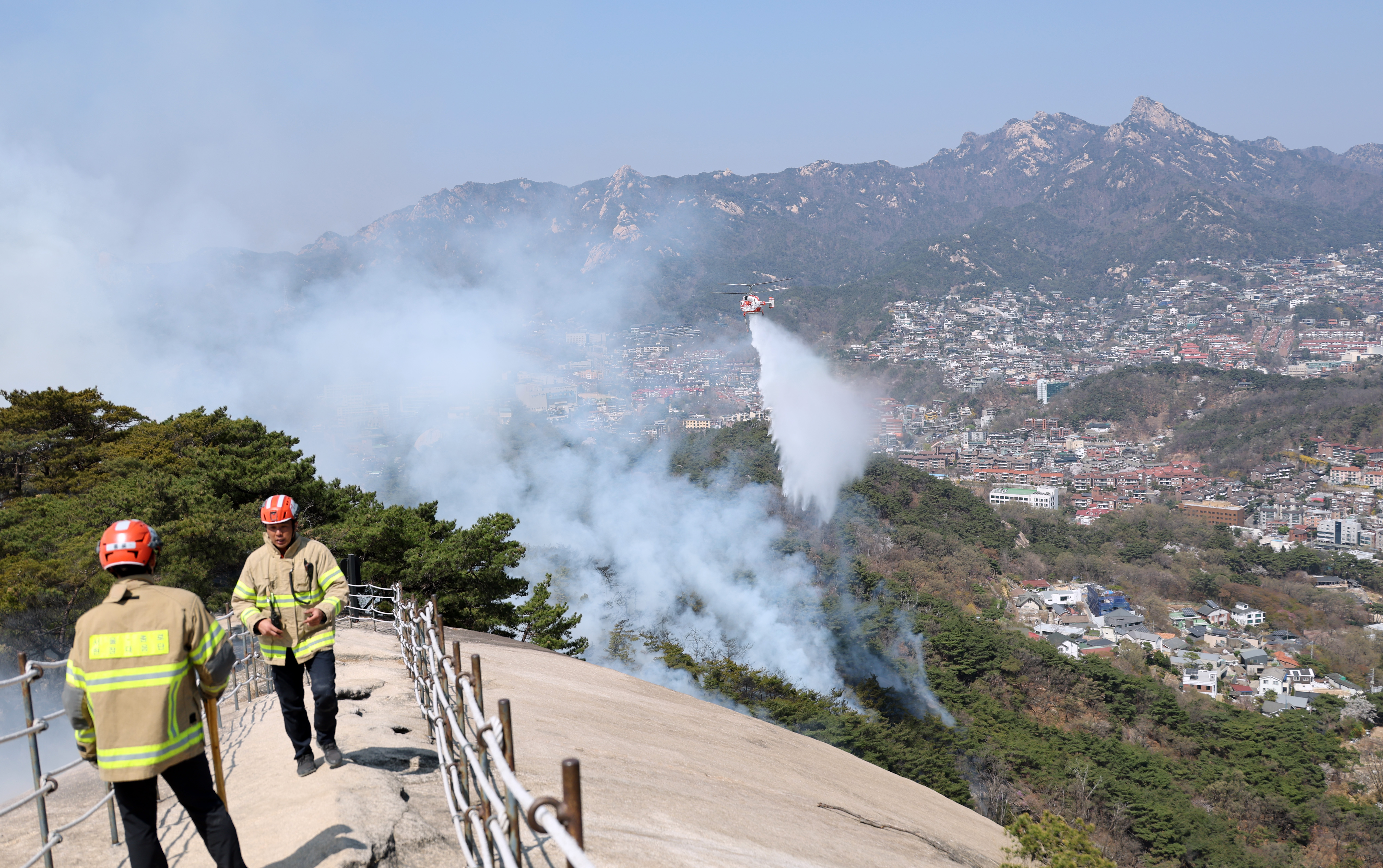 2일 오후 산불이 발생한 서울 종로구 인왕산에서 소방헬기가 진화 작업을 하고 있다. 2023.4.2 연합뉴스