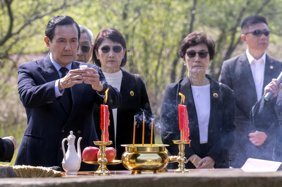 중국을 방문 중인 마잉주(왼쪽) 대만 전 총통이 지난 1일 후난성 샹탄의 조부 묘 앞에서 제례를 지내고 있다. 샹탄 AP 뉴시스