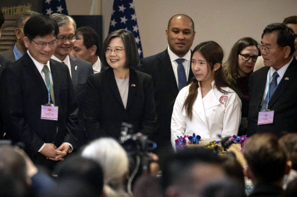 차이잉원(왼쪽 두 번째) 대만 총통이 지난달 30일 미국 뉴욕의 대만 경제문화 사무소를 찾아 직원들을 격려하고 있다. 뉴욕 AP 연합뉴스