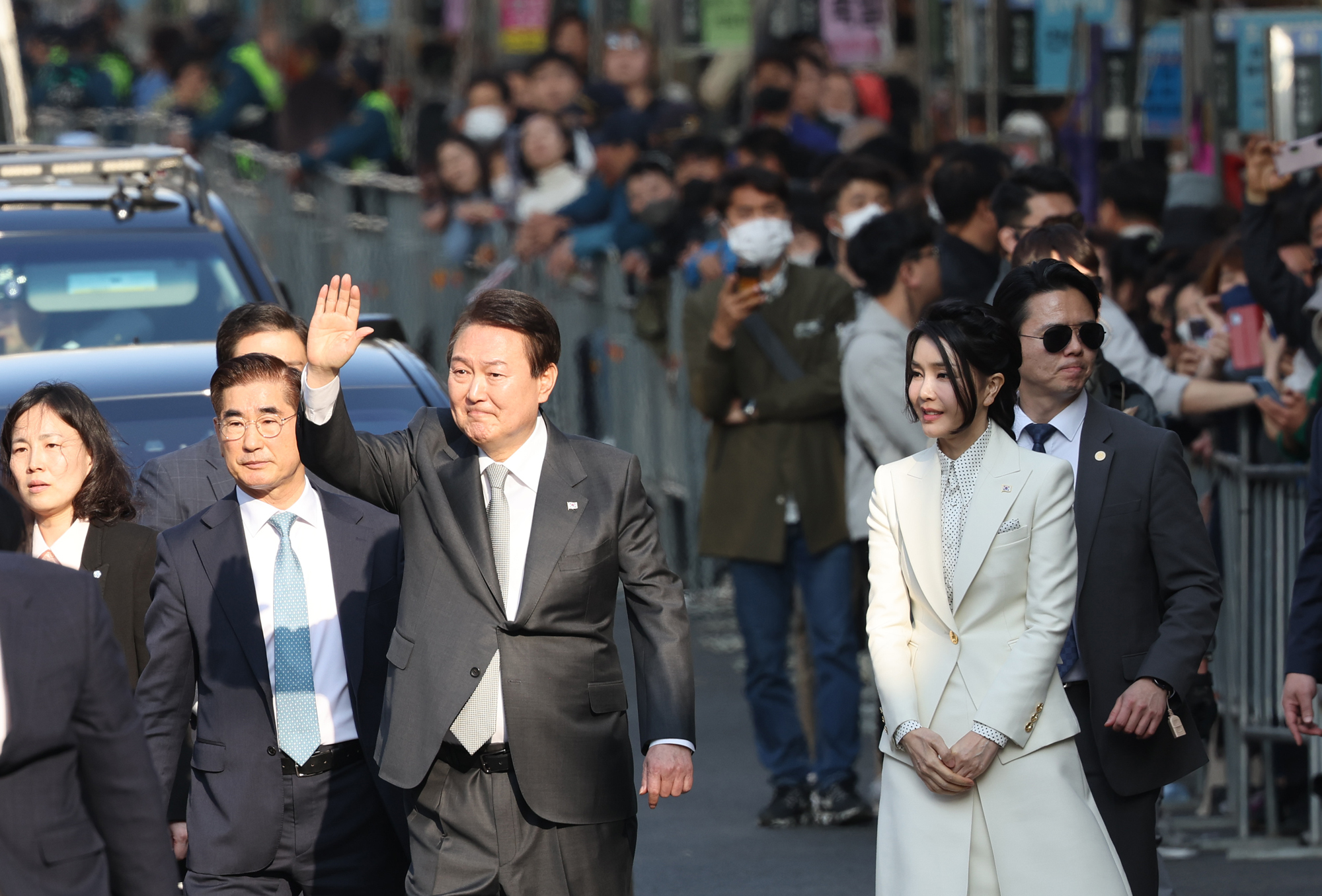 대구 서문시장 100주년 기념식 참석하는 윤석열 대통령 내외  윤석열 대통령과 김건희 여사가 1일 대구 서문시장에서 열린 ‘서문시장 100주년 기념식’에 걸어서 입장하며 대구시민들에게 인사하고 있다. 2023.4.1 
연합뉴스