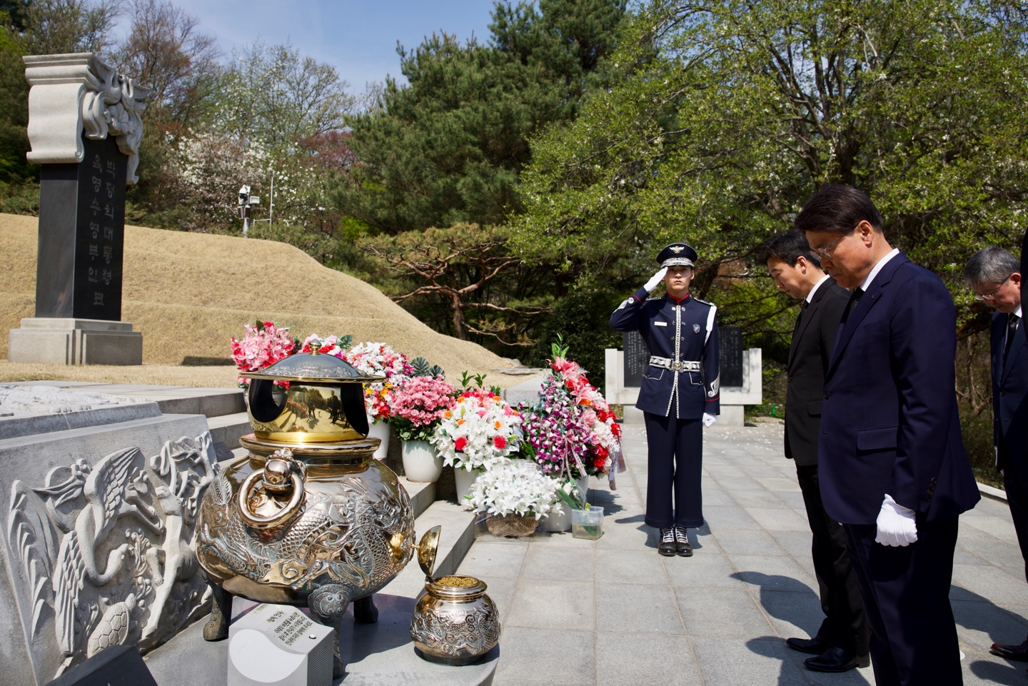 박정희 전 대통령 묘소 참배하는 최정우 회장