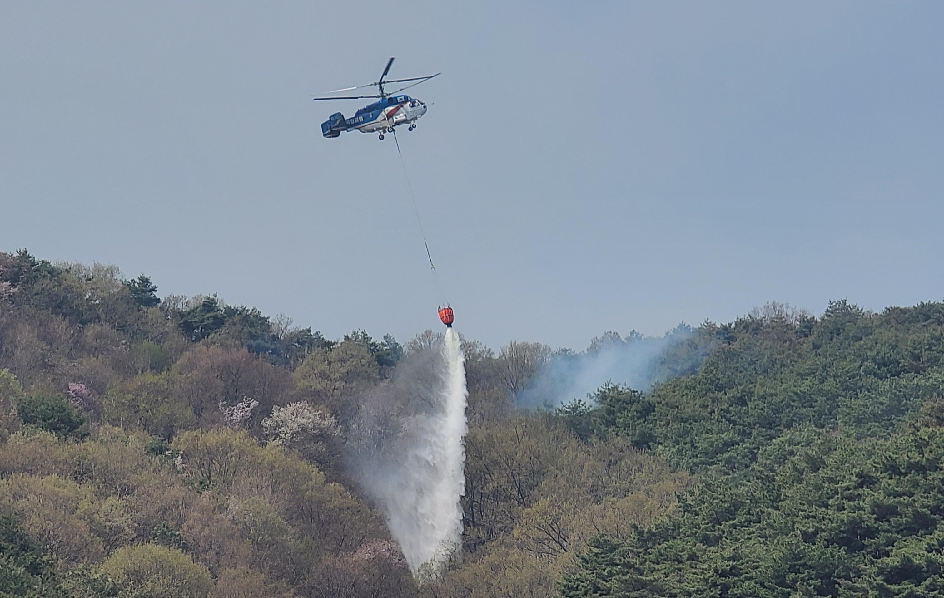 3일 오전 산불이 발생한 충남 홍성군 서부면 중리 야산에서 소방헬기가 진화 작업을 하고 있다. 이종익 기자