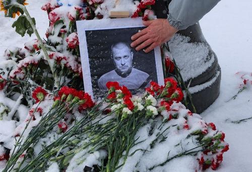 블라들랜 타타르스키의 죽음을 애도하는 꽃다발이 3일 테러 현장 주변에 놓였다. 상트페테르부르크 로이터 연합뉴스