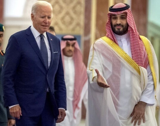 지난해 7월 사우디아라비아를 방문한 조 바이든(왼쪽) 미국 대통령이 무함마드 빈살만 사우디 왕세자의 안내를 받고 있다. 서울신문 DB
