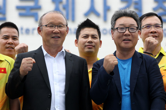 박항서(왼쪽) 전 베트남 남자축구 국가대표팀 감독