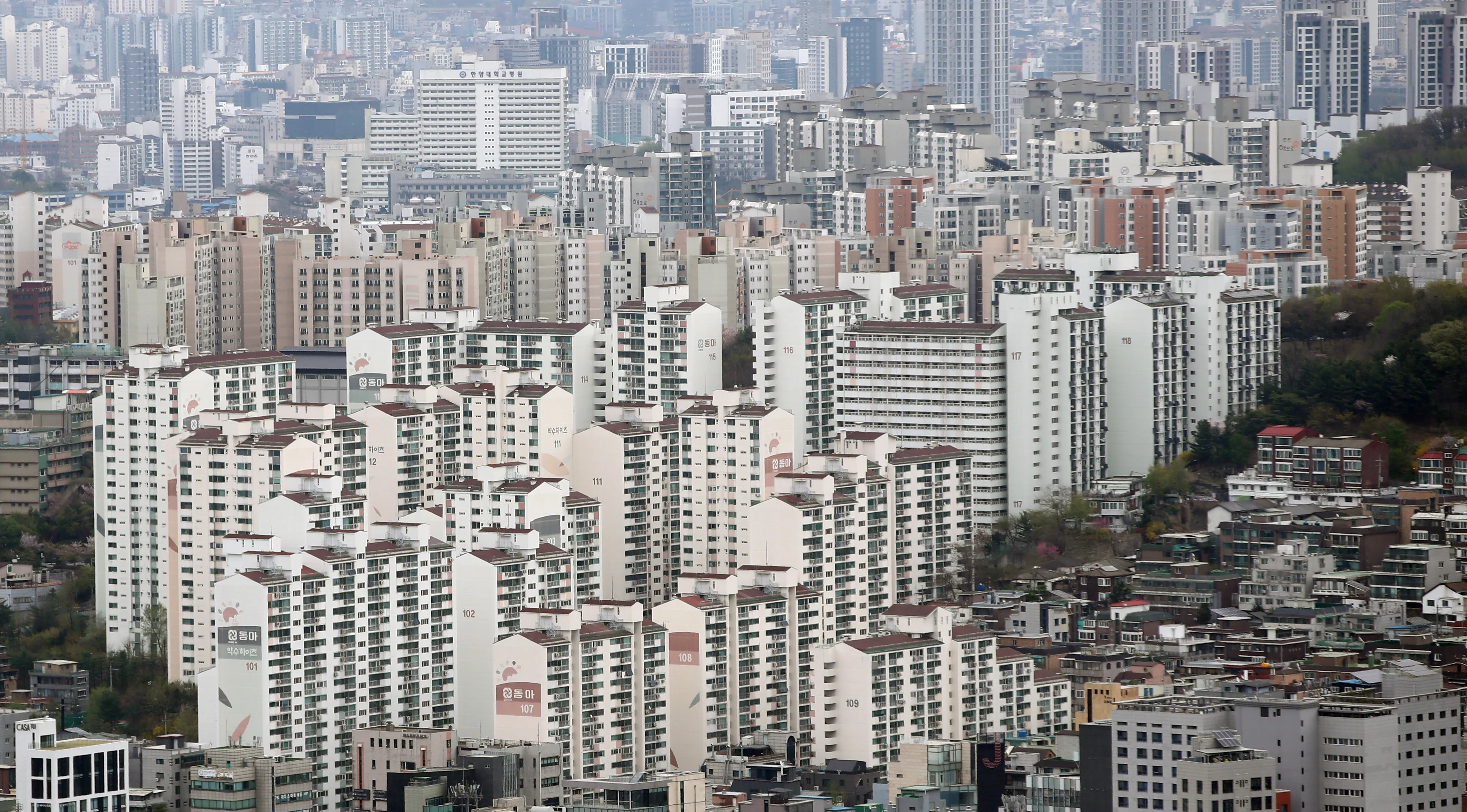 서울 남산에서 바라본 아파트 단지 모습. 2023.4.4 뉴스1