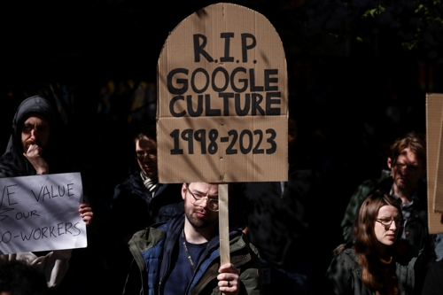 구글 직원들이 4일 런던 킹스크로스 본부 앞에서 1998년 창립한 구글의 문화가 2023년 사망했다는 피켓을 들고 노조 탄압과 대량 해고 위협에 항의하고 있다. 런던 로이터 연합뉴스