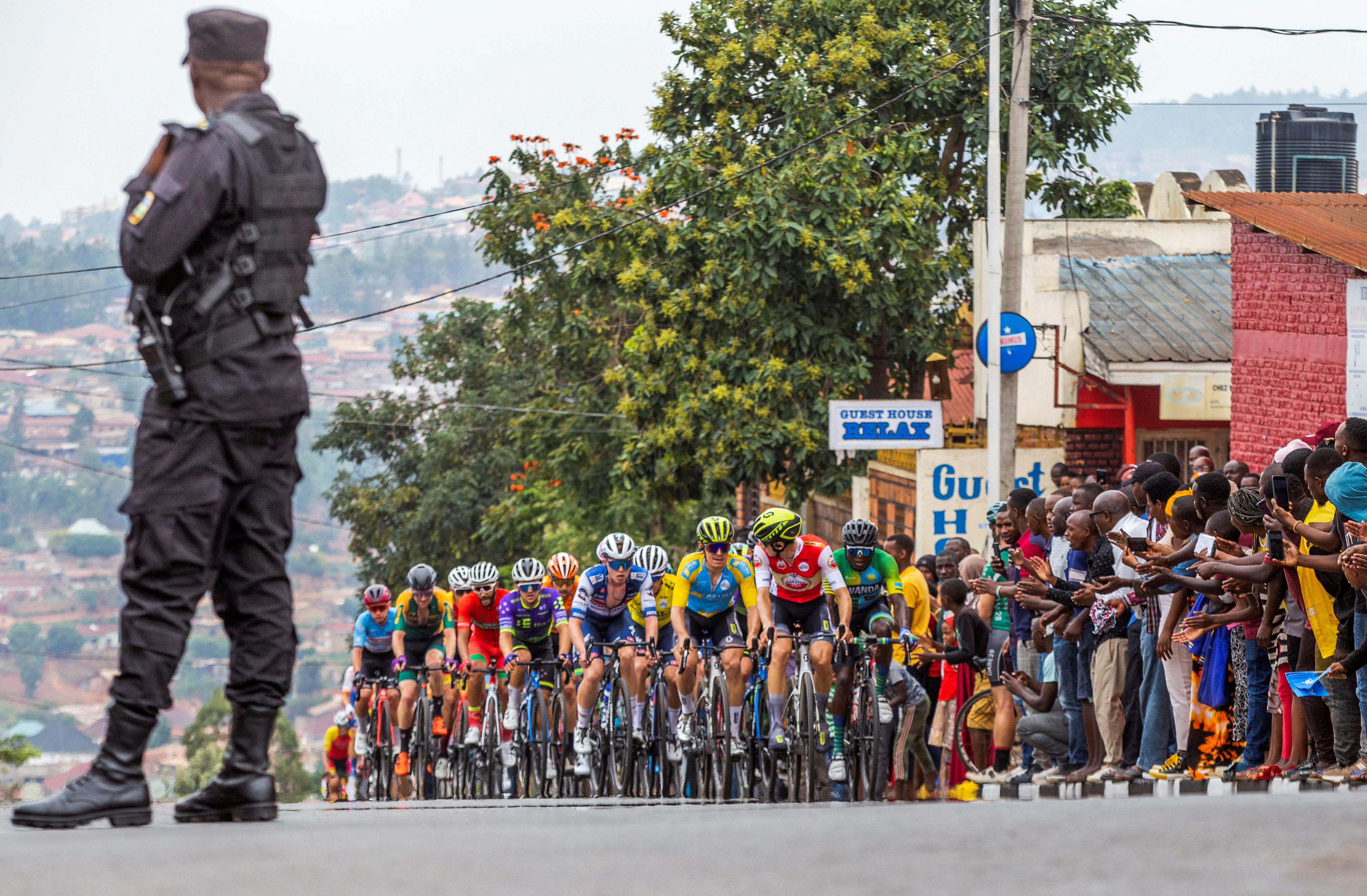 르완다 수도 키갈리에서 열린 투르 드 르완다 사이클 대회 결승 경기에 많은 참가자와 관중에 참가한 가운데 경찰이 대회를 지켜보고 있다. 사진은 기사 내용과 무관함. 2023.2.25 로이터 연합뉴스