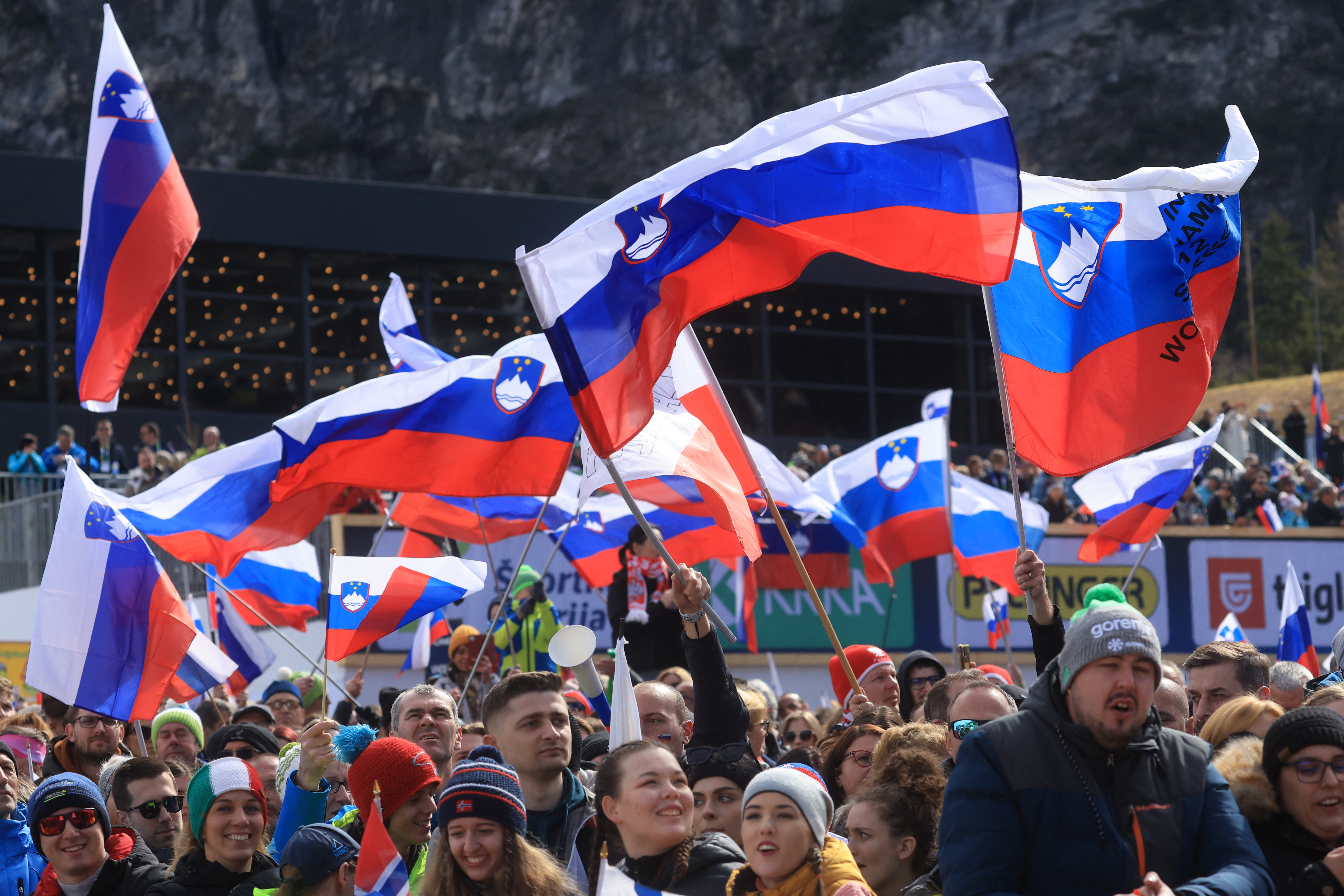 슬로베니아 플라니카에서 열린 스키점프 월드컵에 온 팬들이 슬로베니아 국기를 흔들고 있다. 사진은 기사 내용과 무관함. 2023.4.1 로이터 연합뉴스
