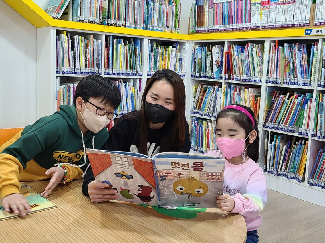 금천형 초등돌봄센터 ‘책마을’에서 아이들이 돌봄 교사와 책을 읽고 있다. 금천구 제공