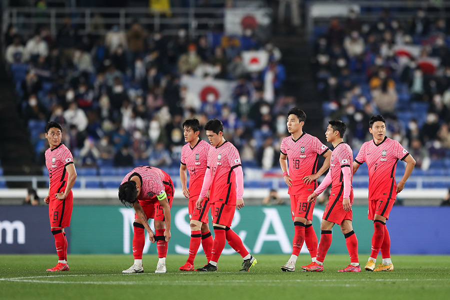 파울루 벤투 감독이 이끄는 축구대표팀 선수들이 25일 일본 요코하마 닛산 스타디움에서 열린 80번째 한일전에서 치욕적인 0-3패를 당한 뒤 고개를 숙인 채 그라운드를 빠져나오고 있다. 대한축구협회 제공