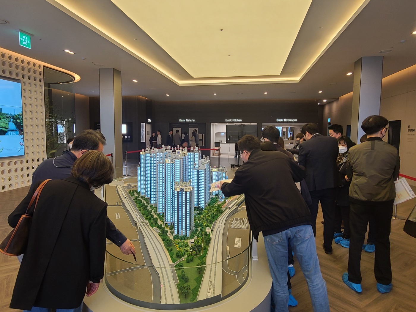 지난달 31일 ‘휘경자이 디센시아’ 견본주택이 마련된 서울 강남구 대치동 자이갤러리를 찾은 방문객들이 아파트 모형을 둘러보고 있다.  GS건설 제공