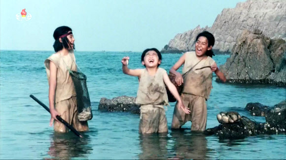 북한 조선중앙TV는 5일 왜구에 맞서 싸운 고려인들의 이야기를 담은 북한영화 ‘피묻은 약패’를 재방영했다. 2005년 제작된 이 영화는 남한에서도 전주국제영화제, 대종상영화제 등을 통해 소개된 적이 있다. [] 2023.4.5  조선중앙TV 화면·연합뉴스