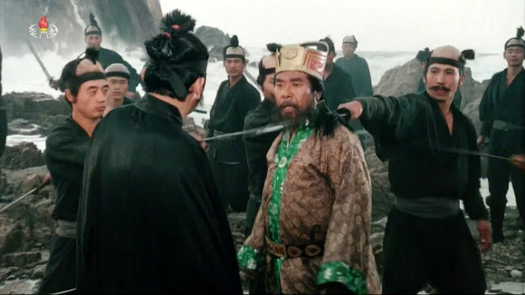 북한 조선중앙TV는 5일 왜구에 맞서 싸운 고려인들의 이야기를 담은 북한영화 ‘피묻은 약패’를 재방영했다. 2005년 제작된 이 영화는 남한에서도 전주국제영화제, 대종상영화제 등을 통해 소개된 적이 있다. 2023.4.5. 조선중앙TV 화면·연합뉴스