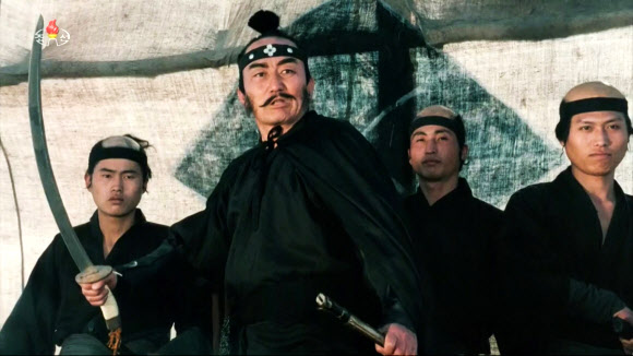 북한 조선중앙TV는 5일 왜구에 맞서 싸운 고려인들의 이야기를 담은 북한영화 ‘피묻은 약패’를 재방영했다. 2005년 제작된 이 영화는 남한에서도 전주국제영화제, 대종상영화제 등을 통해 소개된 적이 있다. 2023.4.5. 조선중앙TV 화면·연합뉴스