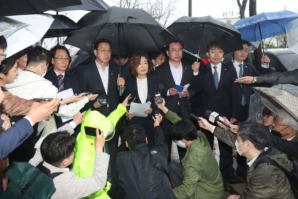 더불어민주당 의원들이 6~8일 후쿠시마 방문에 앞서 5일 주한일본대사관 앞에서 기자회견을 갖고 있다.  연합뉴스