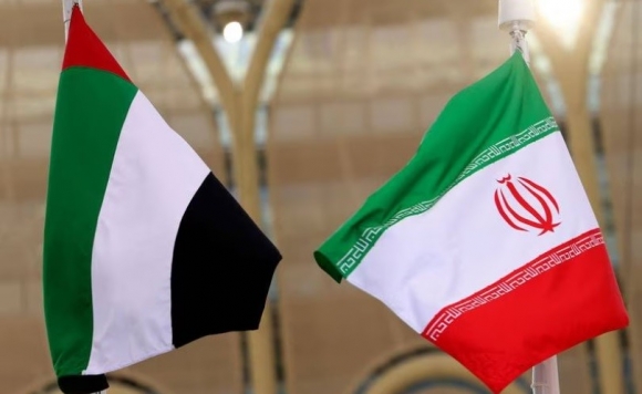 2020년 아랍에미레이트(UAE) 두바이에서 열린 엑스포 행사장에 UAE 국기(왼쪽)와 이란 국기가 나란히 걸려 있다. AFP 연합뉴스