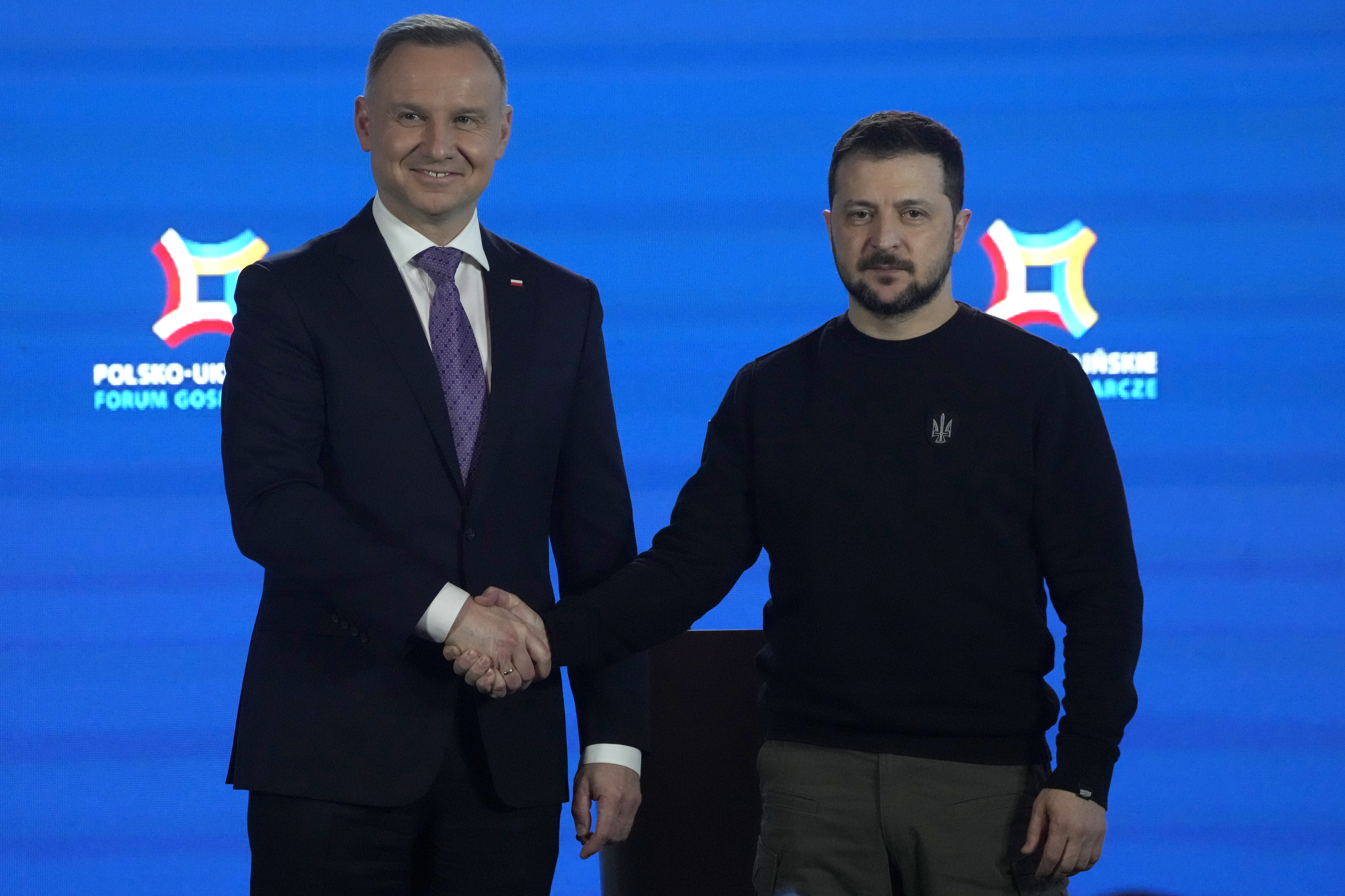 5일(현지시간) 볼로디미르 젤렌스키(오른쪽) 우크라이나 대통령이 폴란드 바르샤바에서 열린 경제 포럼에 참석해 안제이 두다(왼쪽) 폴란드 대통령과 악수하고 있다. 2023.4.5 AP 뉴시스