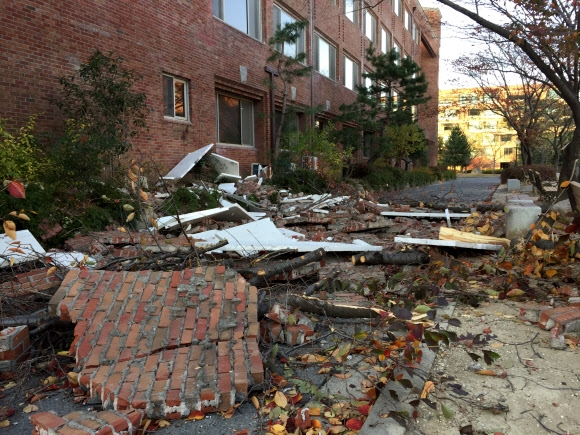 2017년 11월 경북 포항에서 발생한 규모 5.4의 지진으로  한동대 외벽이 크게 떨어져 나가는 피해를 입었다.