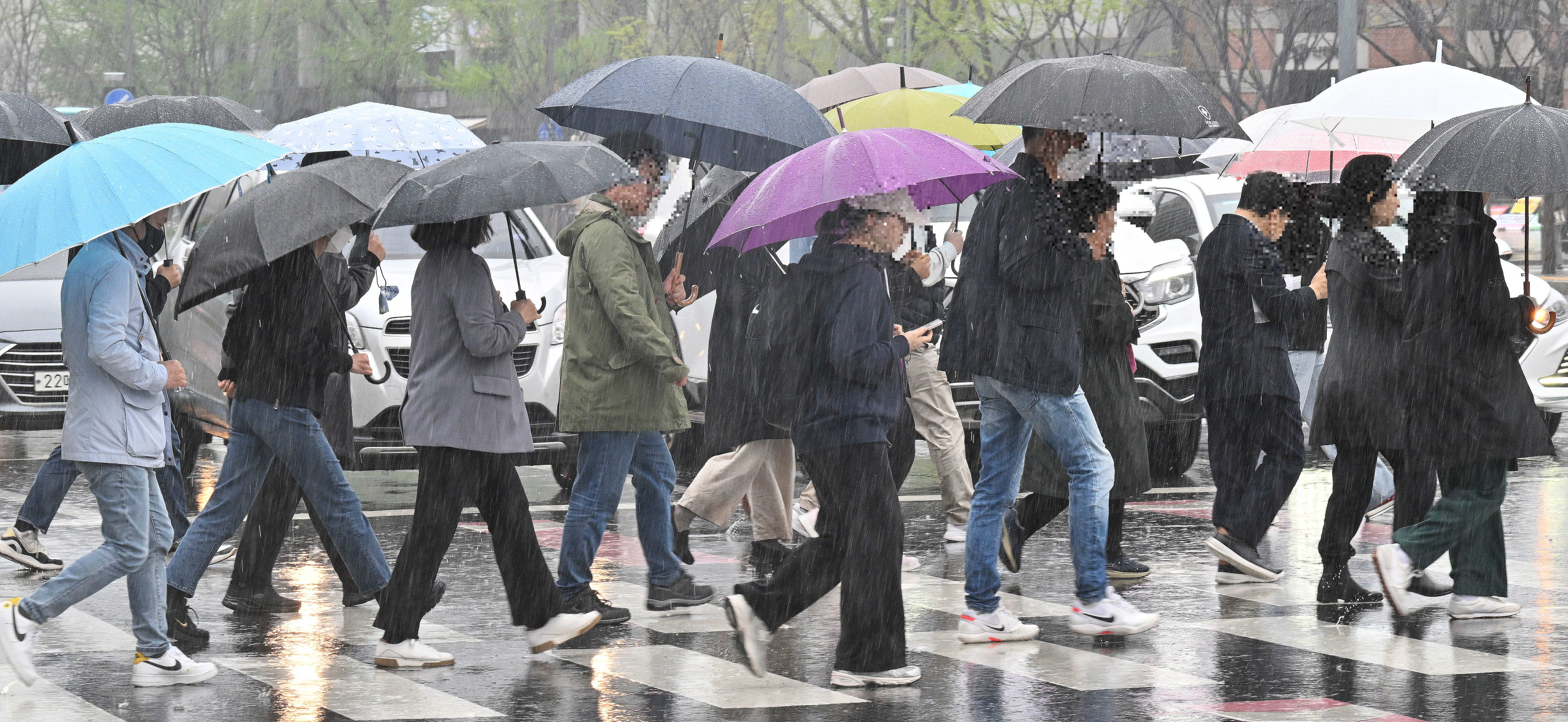 봄비가 내린 5일 오전 서울 종로구 광화문네거리에서 우산을 쓴 시민들 횡단보도를 건너고 있다. 2023.4.5 홍윤기 기자
