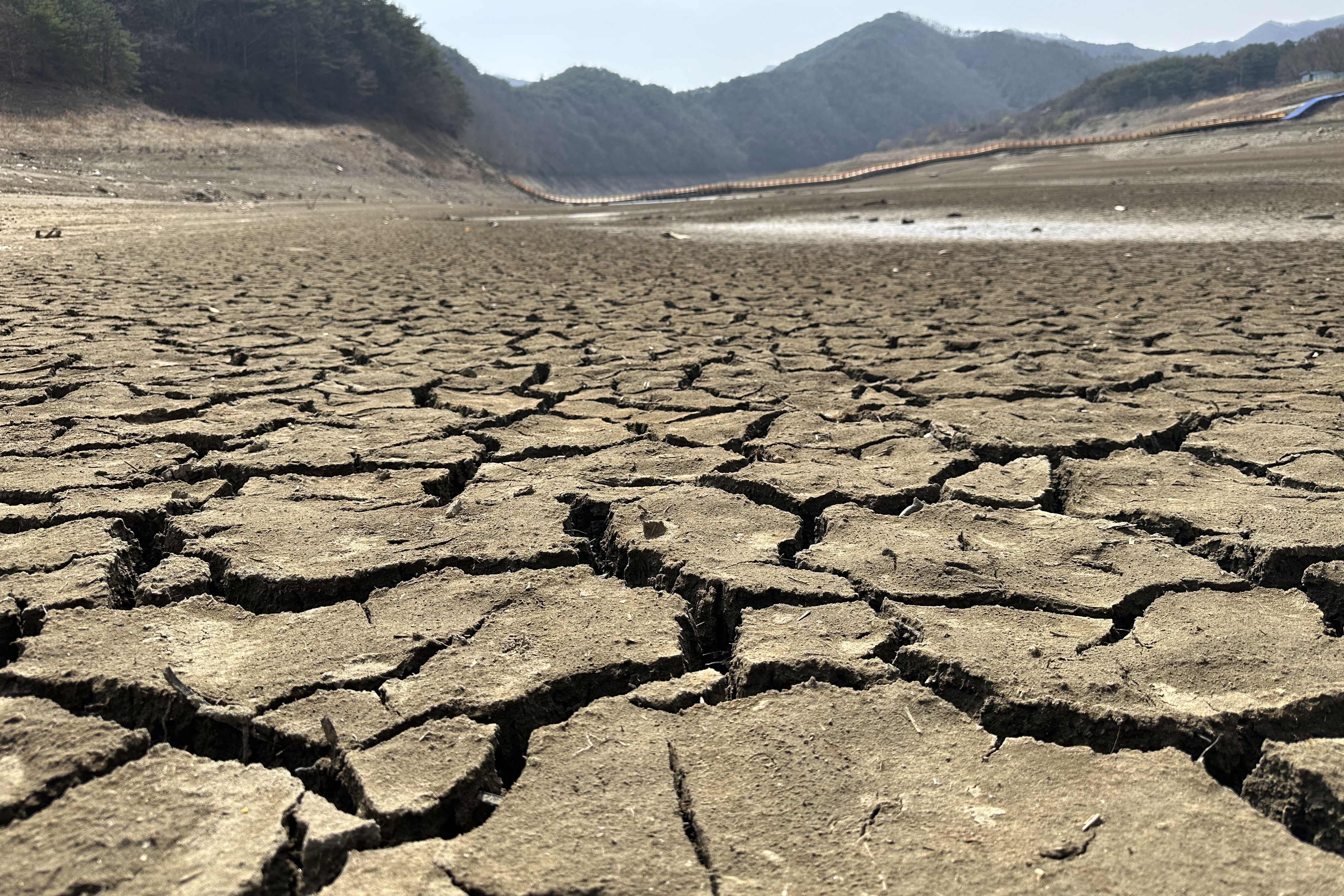 전남 순천시 상사면에 있는 주암댐이   말라붙어 갈라진 바닥을 드러내고 있다. 2023.3.20   연합뉴스