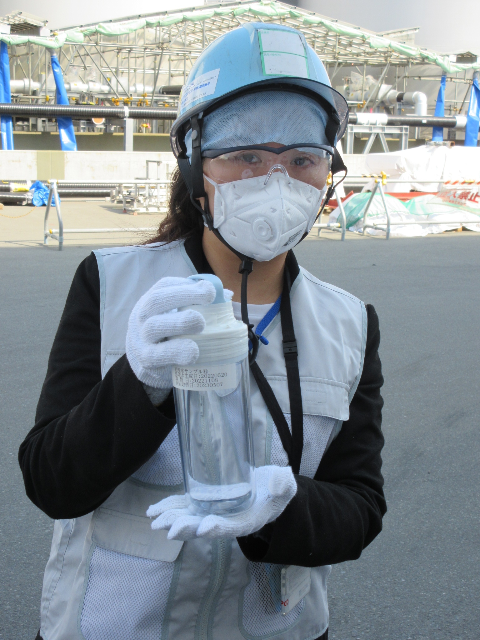 김진아 도쿄 특파원이 지난 4일 일본 후쿠시마 제1원자력발전소에서 다핵종제거설비(ALPS)를 통해 처리된 오염수가 담긴 물병을 들어 보이고 있다. 일본 정부와 도쿄전력은 이 오염수를 늦어도 올여름 바다에 방류할 계획이다. 도쿄전력 제공