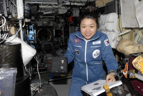 국제우주정거장(ISS)에 탑승한 한국 첫 우주인 이소연씨가 식물생장 실험장비를 이용 ISS에서 실험했던 모습. 교육과학기술부 제공