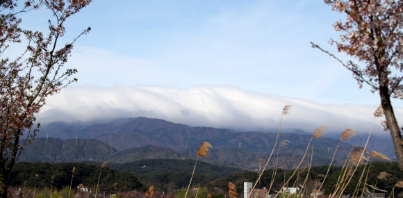 비가 그친 6일 강원 강릉 시내에서 바라본 백두대간이 눈이 쌓인 것처럼 흰 구름에 덮여 있다. 2023.4.6 연합뉴스