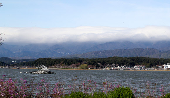 비가 그친 6일 강원 강릉 시내에서 바라본 백두대간이 눈이 쌓인 것처럼 흰 구름에 덮여 있다. 2023.4.6 연합뉴스