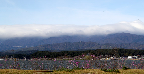 비가 그친 6일 강원 강릉 시내에서 바라본 백두대간이 눈이 쌓인 것처럼 흰 구름에 덮여 있다. 2023.4.6 연합뉴스