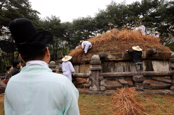 한식인 6일 경기도 구리시 동구릉 내 태조 이성계의 무덤인 건원릉에서 봉분을 덮고 있는 억새를 자르는 ‘청완 예초의’가 치러지고 있다. 2023.4.6 연합뉴스