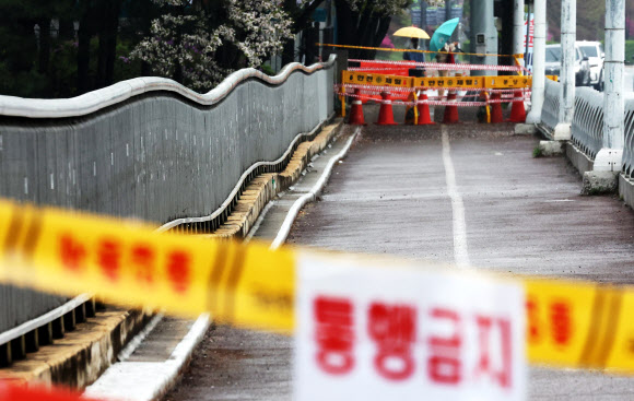6일 경기도 성남시 수내교 보행로가 통제되고 있다. 성남시는 지난 5일 정자교 붕괴 사고 이후 “수내교에서도 보행로 일부가 기울어져 있다”는 취지의 민원 등을 접수한 뒤 교량의 보행로 통행을 통제하고 있다고 밝혔다. 2023.4.6 연합뉴스