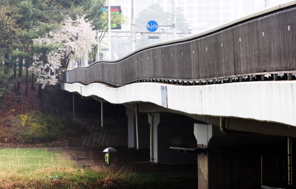 6일 경기도 성남시 수내교 보행로가 통제되고 있다. 성남시는 지난 5일 정자교 붕괴 사고 이후 “수내교에서도 보행로 일부가 기울어져 있다”는 취지의 민원 등을 접수한 뒤 교량의 보행로 통행을 통제하고 있다고 밝혔다. 2023.4.6 연합뉴스