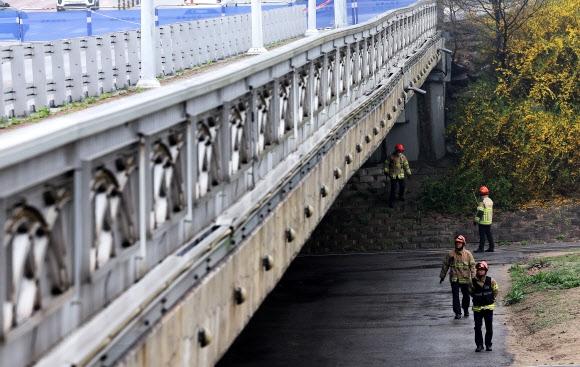 6일 오전 보행로 일부 구간 침하 현상이 확인돼 통제 중인 경기도 성남시 불정교에서 소방 관계자들이 다리를 살펴보고 있다. 전날 경기 성남시 분당구 정자동 정자교에서는 보행로가 붕괴해 2명의 사상자가 발생했다. 2023.4.6 연합뉴스