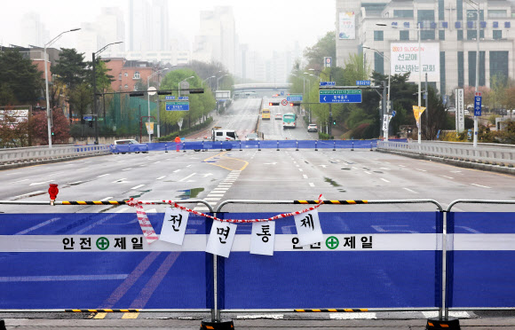 6일 오전 보행로 일부 구간 침하 현상이 확인된 경기도 성남시 불정교가 전면 통제되고 있다. 전날 경기 성남시 분당구 정자동 정자교에서는 보행로가 붕괴해 2명의 사상자가 발생했다. 2023.4.6 연합뉴스