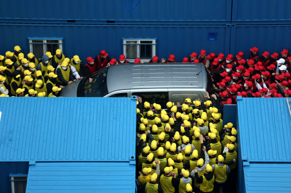 6일 오후 서울청 기동본부에서 기동대원들이 인파관리 시범훈련을 하고 있다. 2023.4.6 연합뉴스