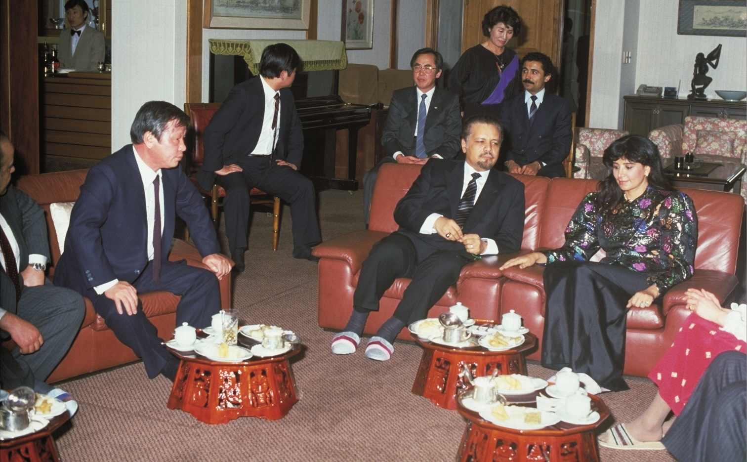 최종현(왼쪽) SK그룹 선대회장이 1981년 내한한 아흐마드 자키 야마니(가운데) 전 사우디아라비아 석유장관과 이야기를 나누고 있다. 2차 석유 파동 당시 최 선대회장은 사우디아라비아와 돈독한 관계를 바탕으로 장기 원유공급 계약을 체결하며 위기를 돌파했다. SK 제공