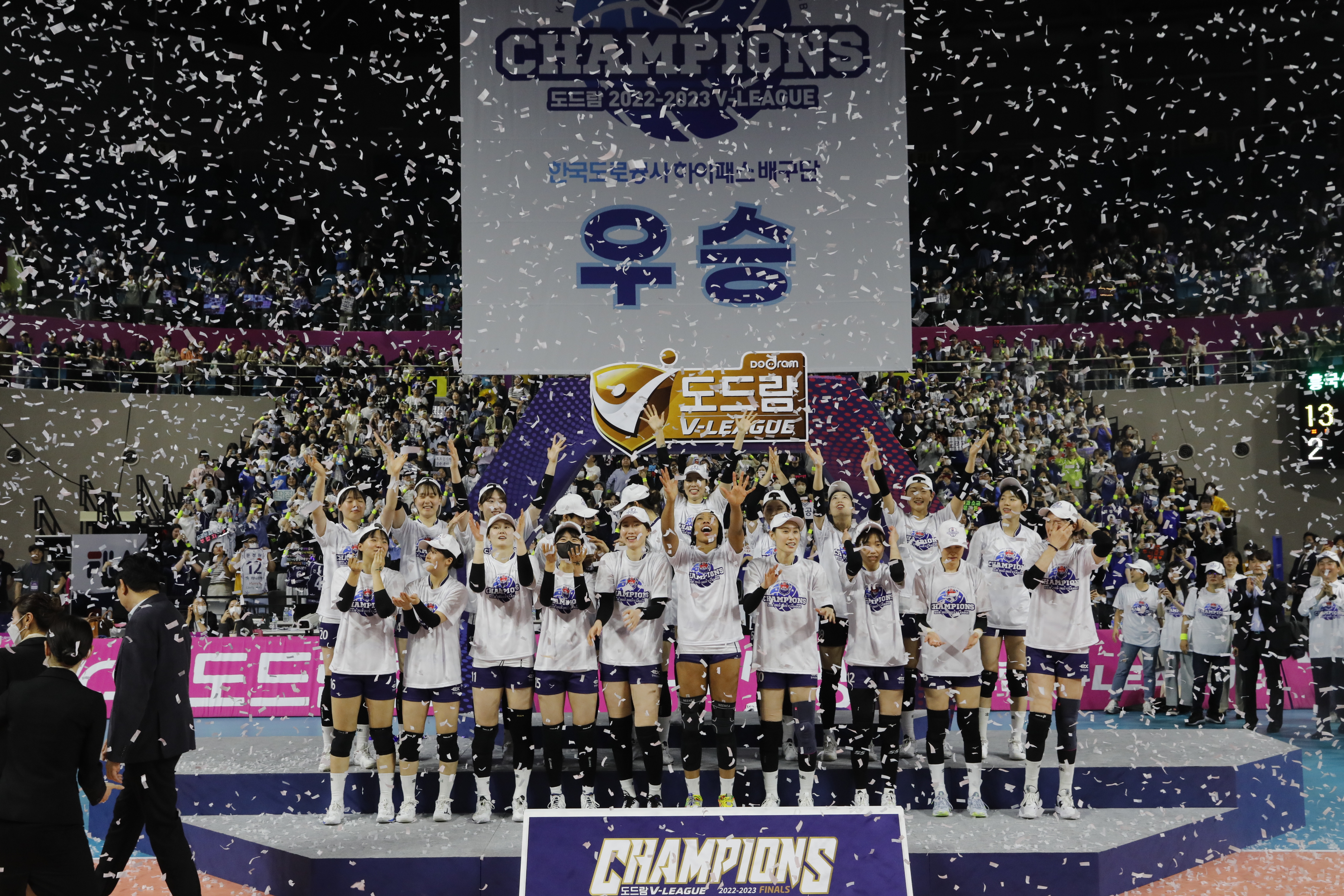 한국도로공사 선수들이 6일 인천 삼산월드체육관에서 열린 2022~23시즌 프로배구 V리그 여자부 챔피언결정전 최종 5차전에서 흥국생명에 3-2로 역전승을 거두고 시리즈 전적 3승2패로 우승한 뒤 세리머니를 하고 있다. 뉴스1